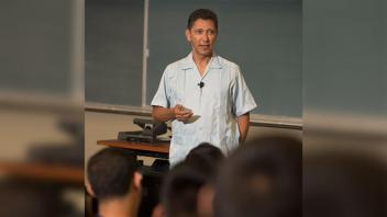 Arturo González talking to a classroom of students