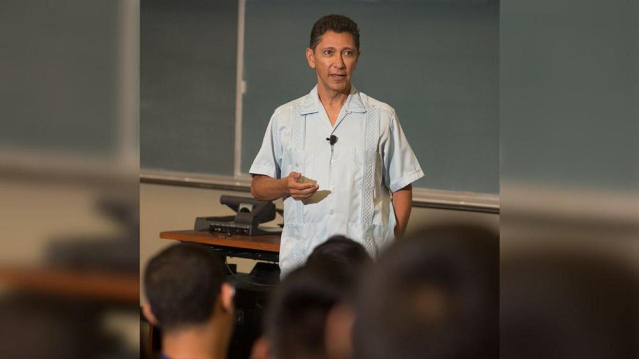 Arturo González talking to a classroom of students