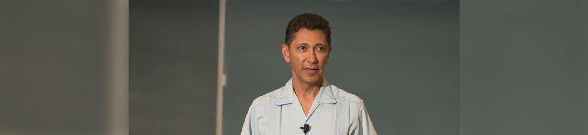 Arturo González talking to a classroom of students